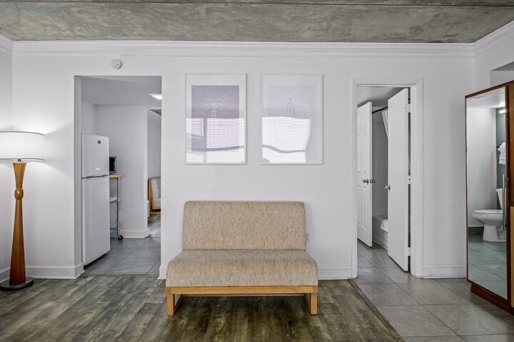 Room 27 of 77