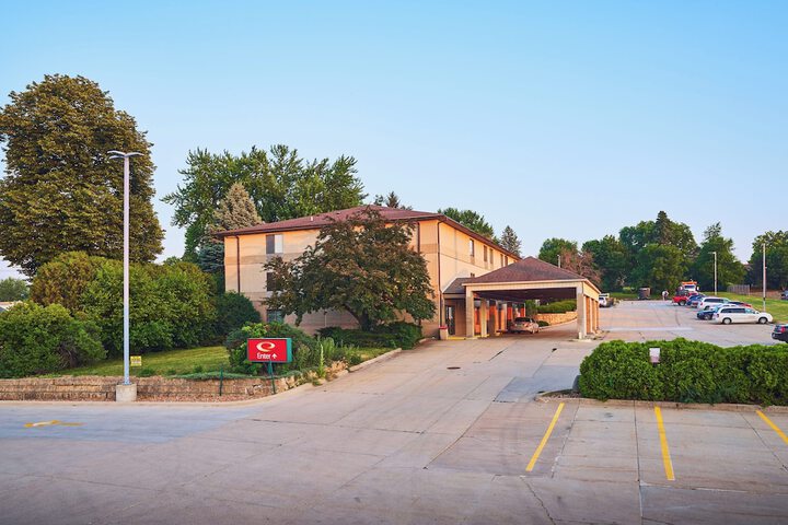 Hotel 8 of 77