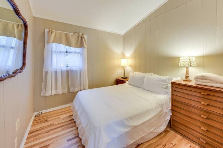 Salem Vacation Home w / Dock: Steps to Paddock Lake