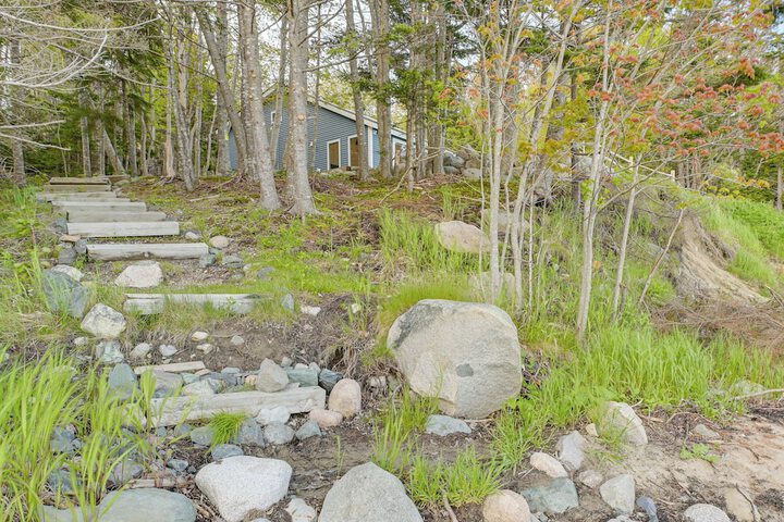 Waterfront Roque Bluffs Hideaway w / Private Beach