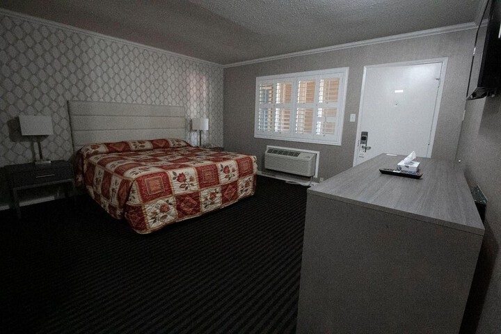 Room 11 of 34