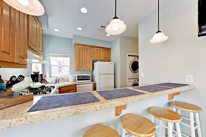 Charming 2br 300 Yards To Beach! 2 Bedroom Home
