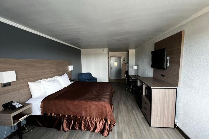 Room 9 of 11
