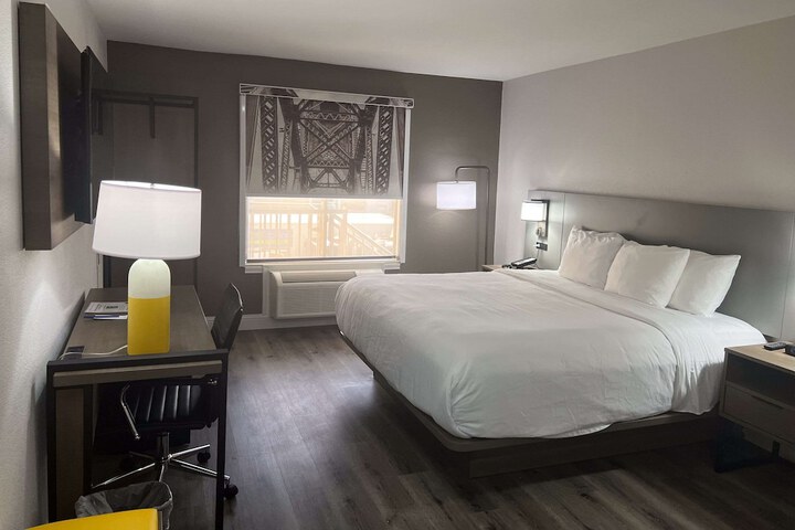 Room 19 of 32