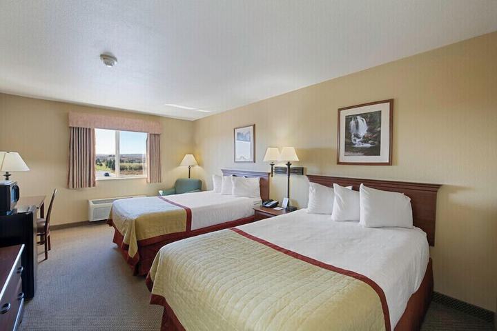 Pinedale Hotel & Suites