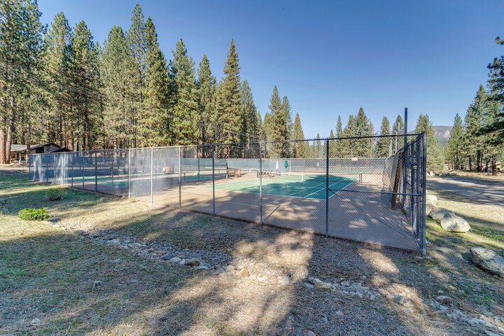 Graeagle Vacation Rental Cabin w / Game Room!