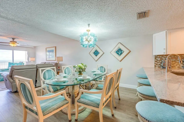 Beachfront Redington Shores Condo w / Pool!