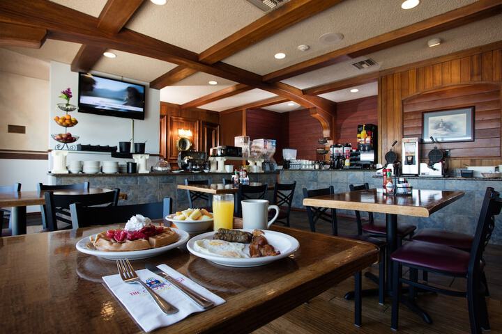 Clover Island Inn