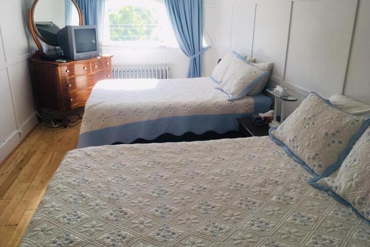 Le Petit Château Montebello B & B