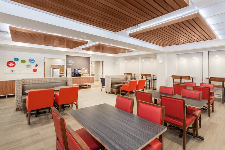 Holiday Inn Express Hotel & Suites Tilton - Lakes Region by IHG