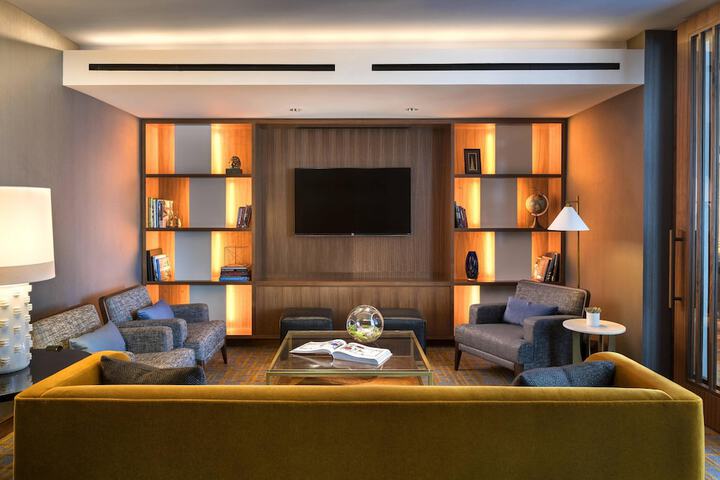 Lounge 81 of 104