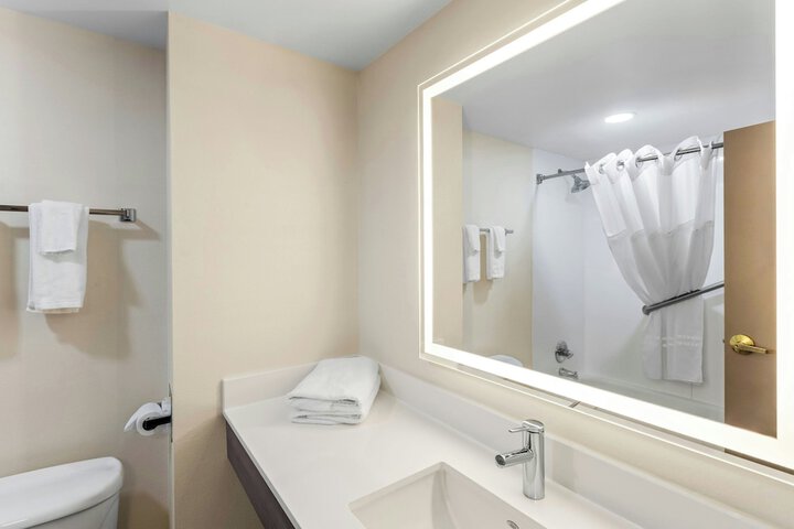 Holiday Inn Express Suites Charleston by IHG