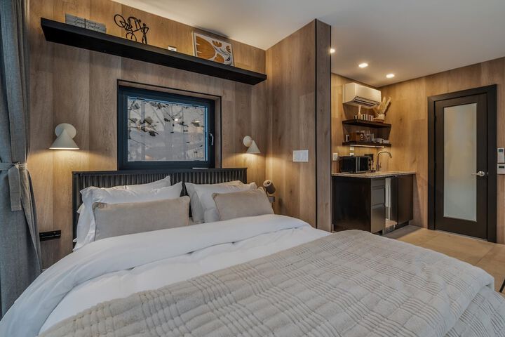 Mirror Villas - Modern Retreat with private hot tubs and mountain view