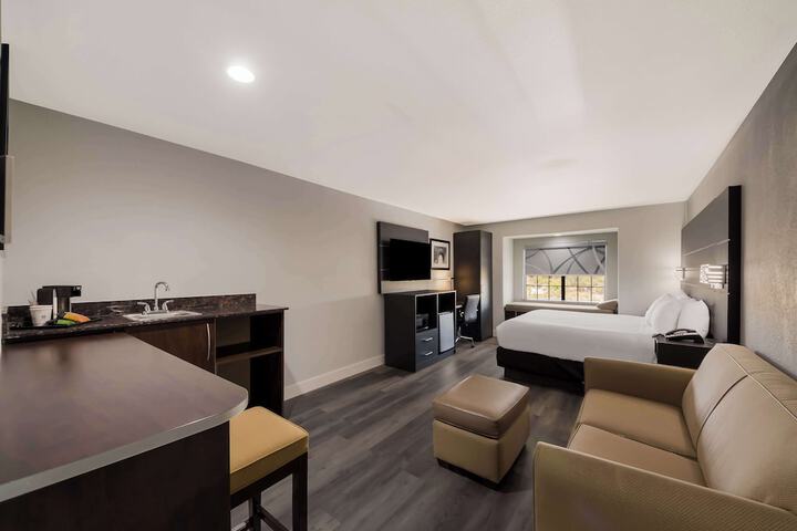 Room 8 of 33
