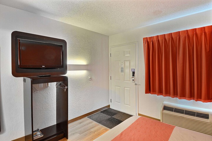 Room 10 of 30