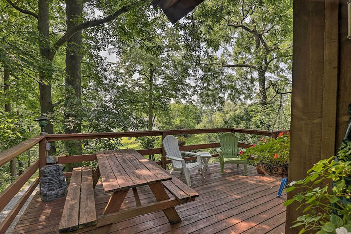 Serene Lodi Escape w / Deck: Boat Hike & Sip!