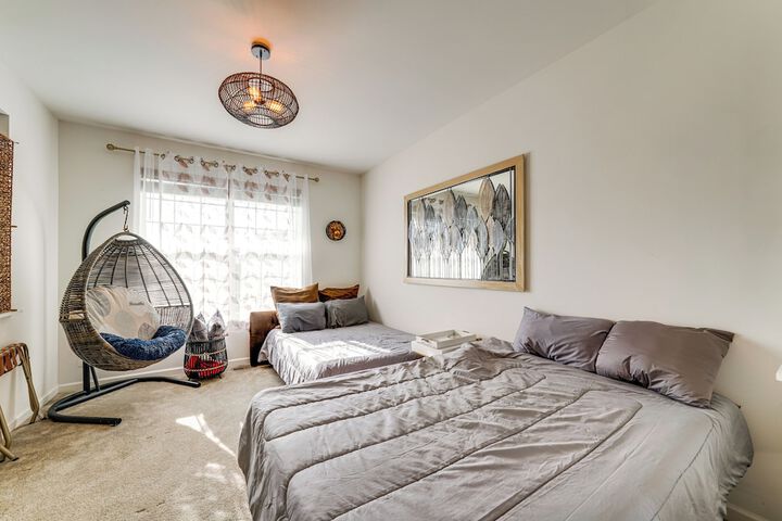 Spacious Waterfront Yorkville Getaway w / Yard
