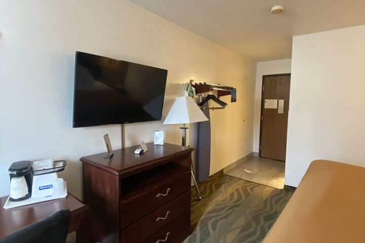 Travelodge by Wyndham La Porte / Michigan City Area