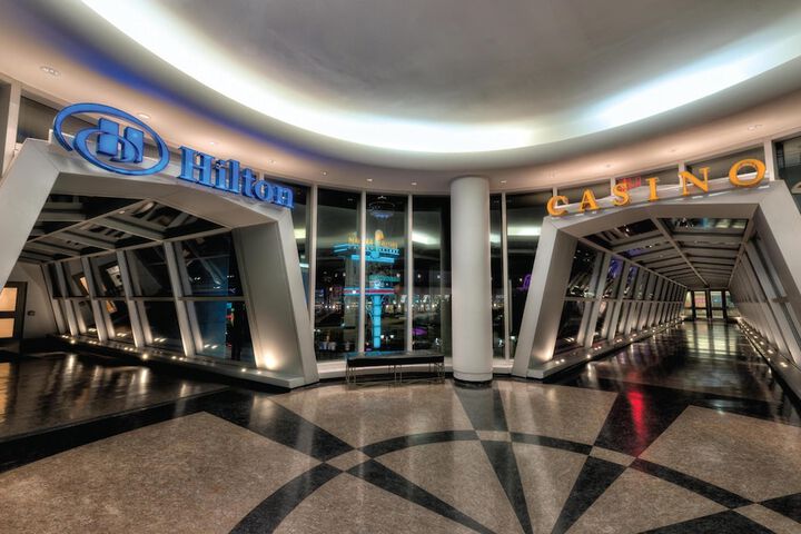 Hilton Niagara Falls / Fallsview Hotel & Suites