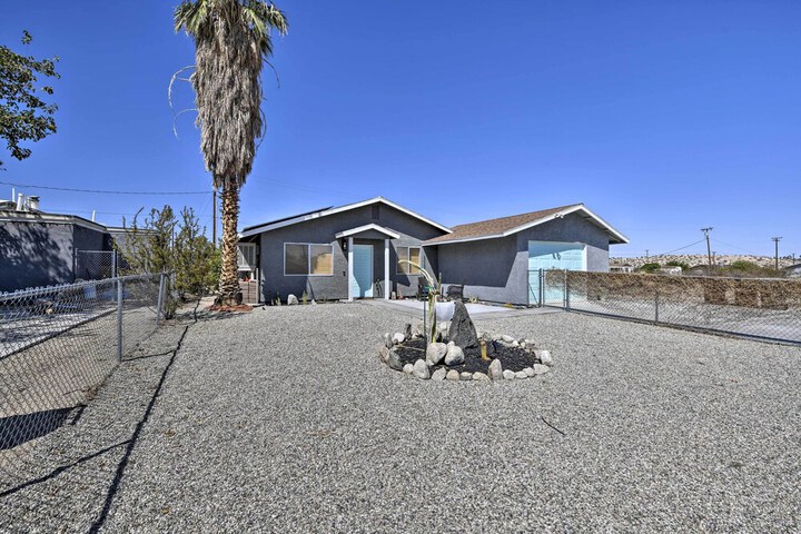 Indie-eclectic Desert Home w / Hot Tub + Patio