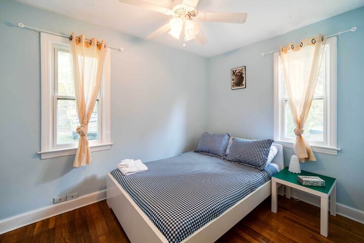 Ferndale Apartment w / Yard - Near the Detroit Zoo!