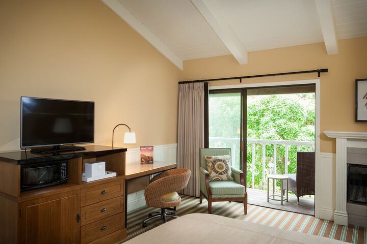 Lighthouse Lodge & Cottages