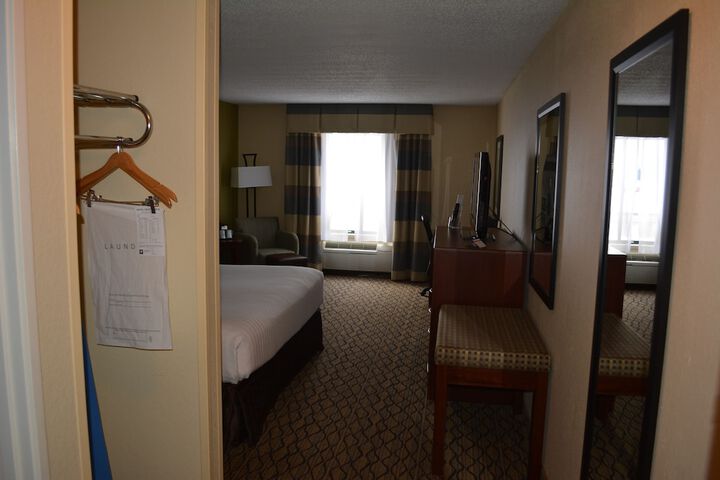 Holiday Inn Express & Suites Lancaster by IHG