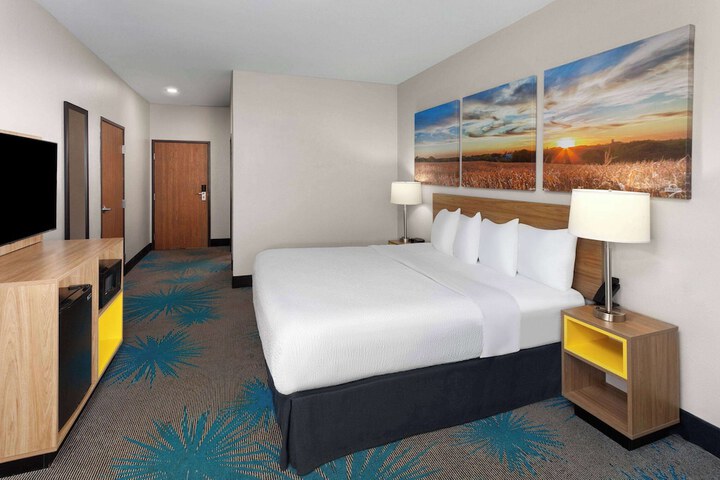 Days Inn & Suites by Wyndham Morris / I-80