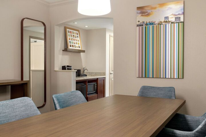 Room 27 of 108