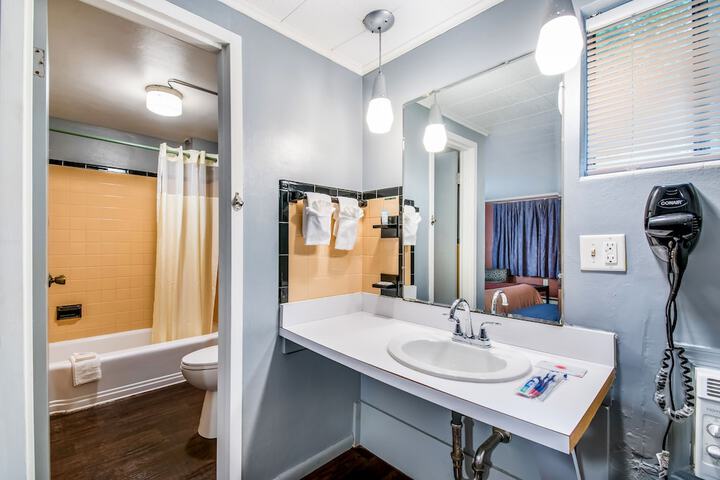 Room 7 of 32