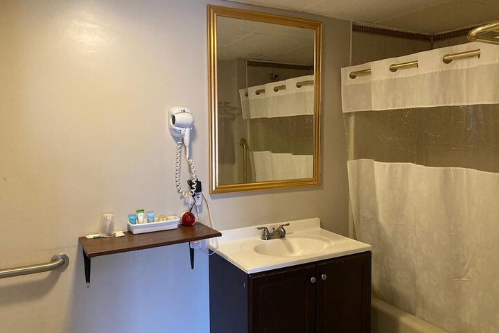 Room 28 of 99