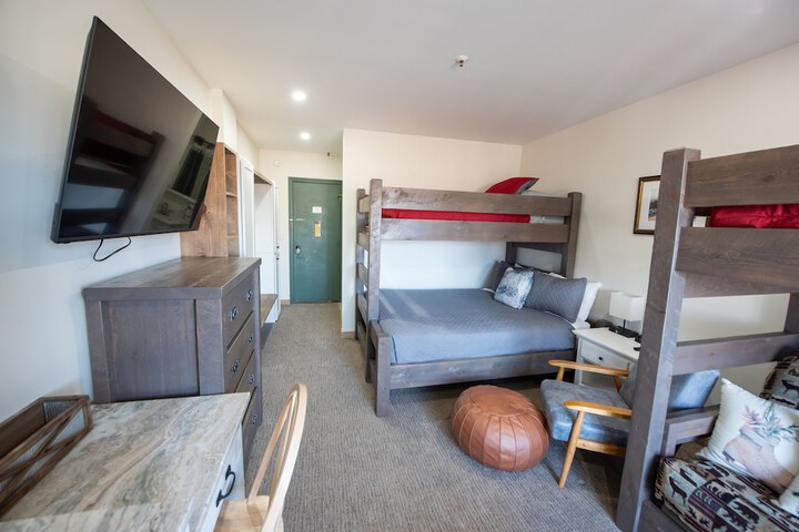 Room 84 of 142