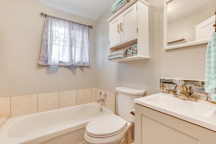 Family-friendly Ontario Home in Central Location!