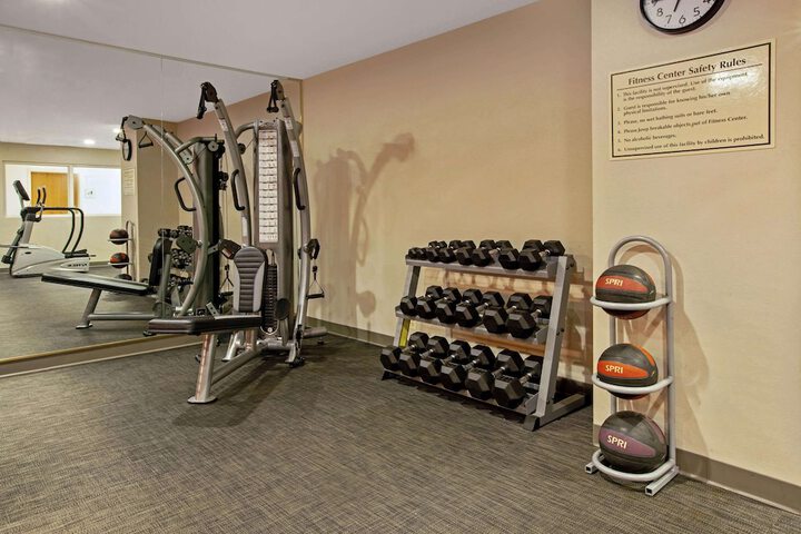 La Quinta Inn & Suites by Wyndham Detroit Metro Airport