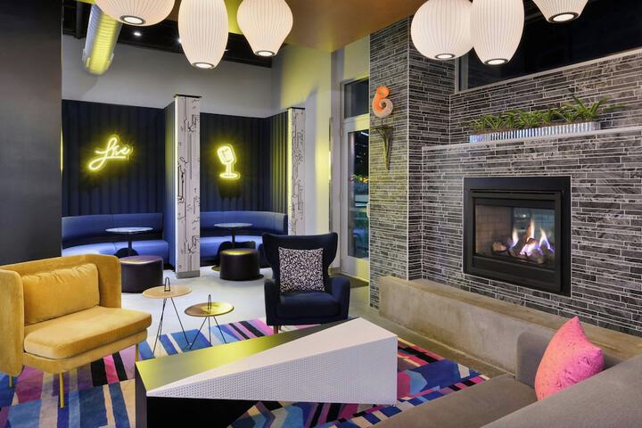 Lounge 44 of 50