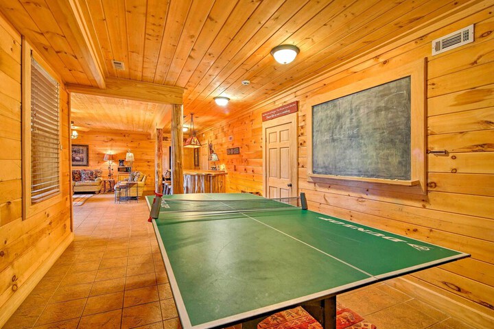 Lake Hartwell Lodge w / Dock Theater + Hot Tub!