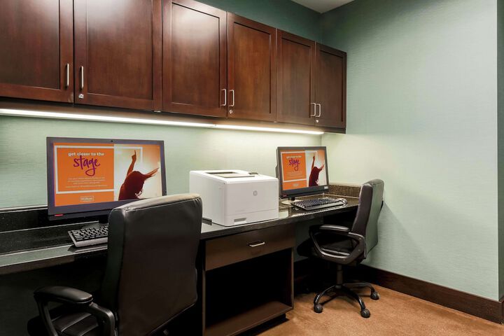 Business Center 32 of 34