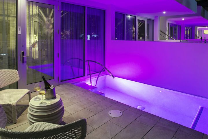 H2O Suites - Adults Only