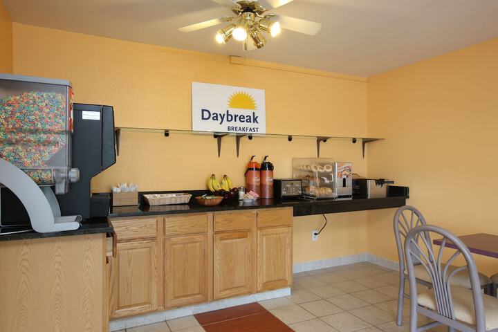 Days Inn by Wyndham Queensbury / Lake George