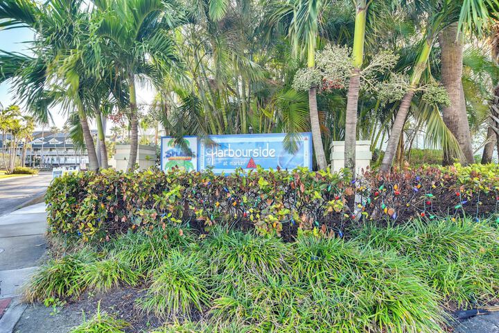 Waterfront Condo w / Water Park Walk to the Beach!