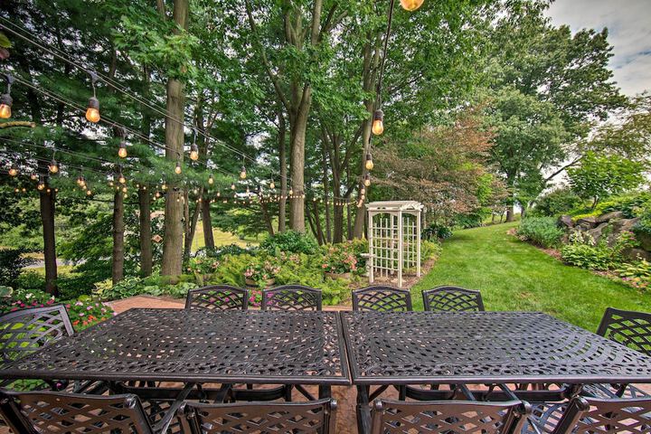 Charming Apartment w / Yard & Beautiful Gardens!