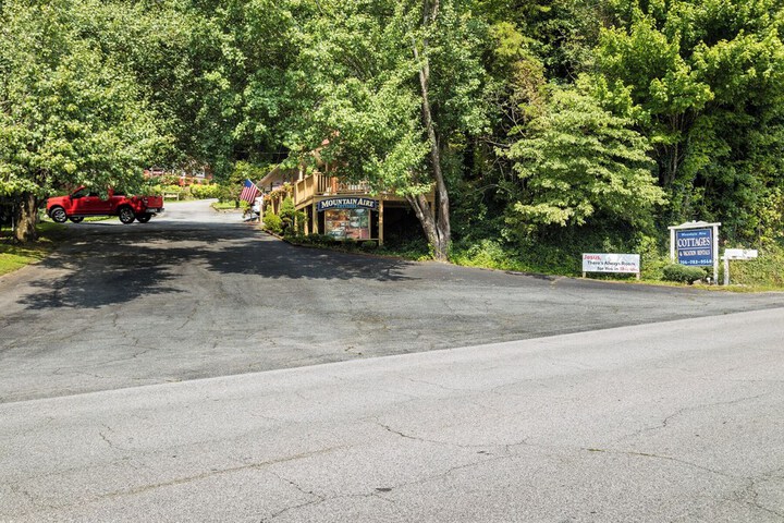 Mountain Aire Cottages Inn & Glamping