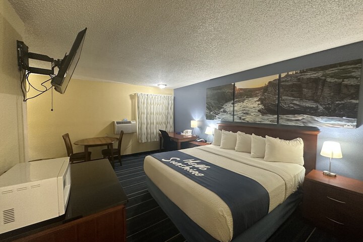 Room 33 of 60