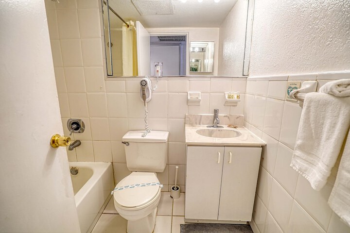 Room 107 of 242