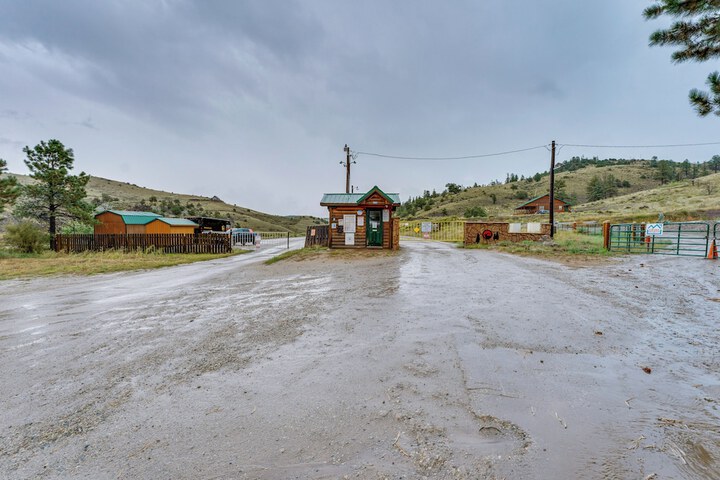 Mountain Views: Cabin in Fort Garland Near Hiking