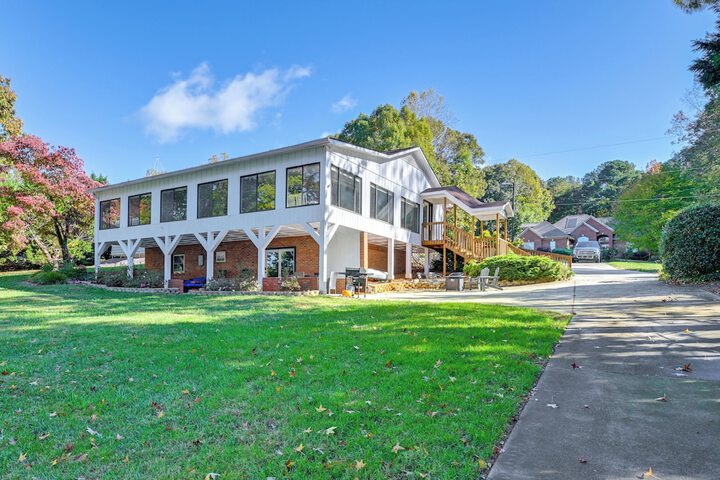 Spacious Lake Norman Retreat w / Boat Ramp!