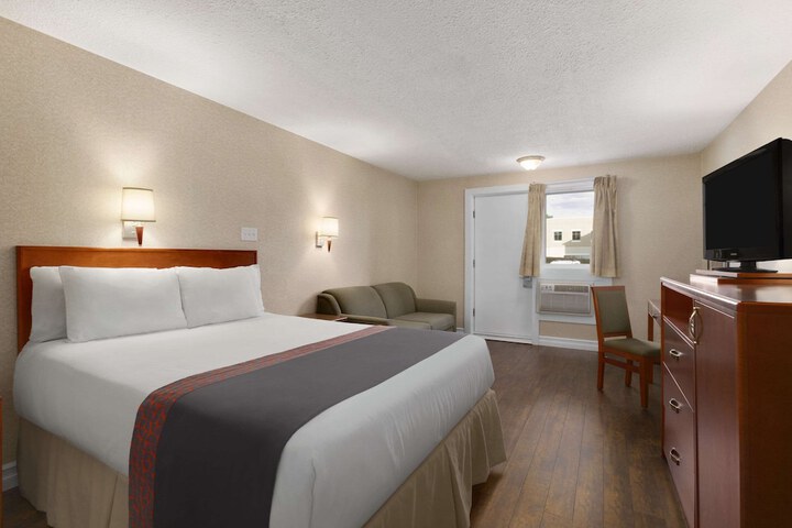 Days Inn & Conference Center by Wyndham Bridgewater