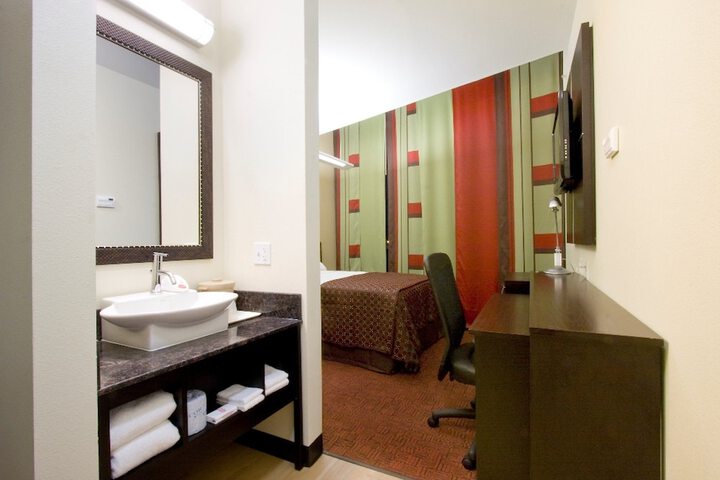 Room 10 of 16