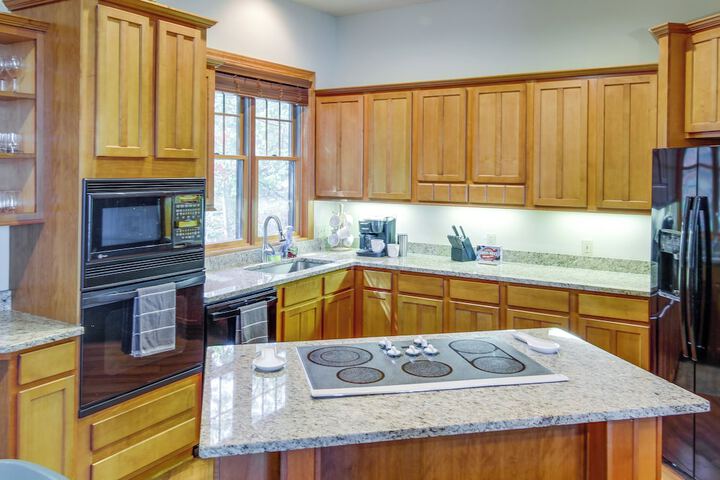 Mtn-view Condo w / Screened Porch in Burnsville!
