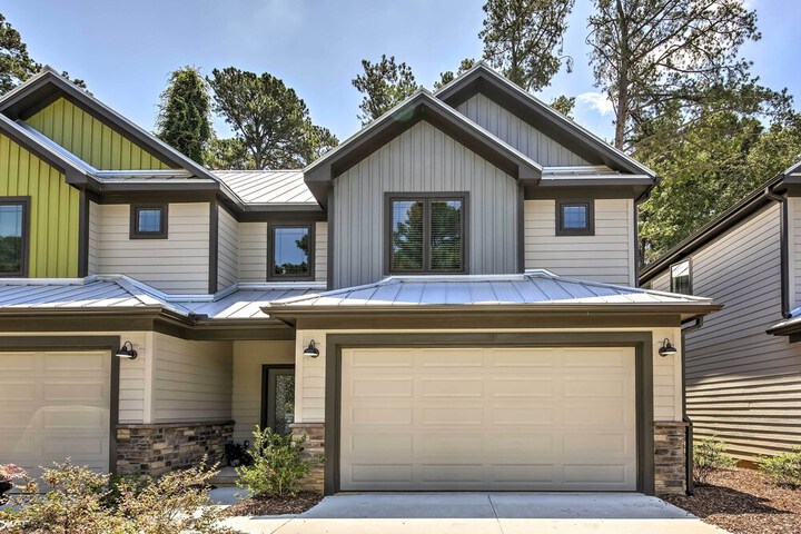 Downtown Townhome Walk to Dine & Shop on Broad St